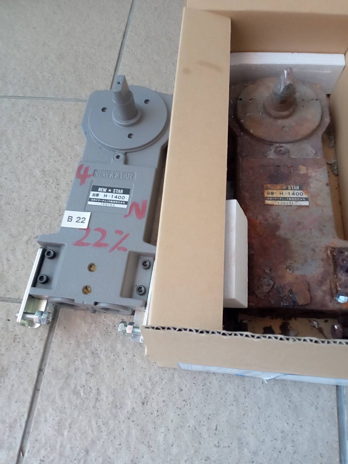 名古屋市昭和区　フロアヒンジ交換工事　NEW STAR H1400